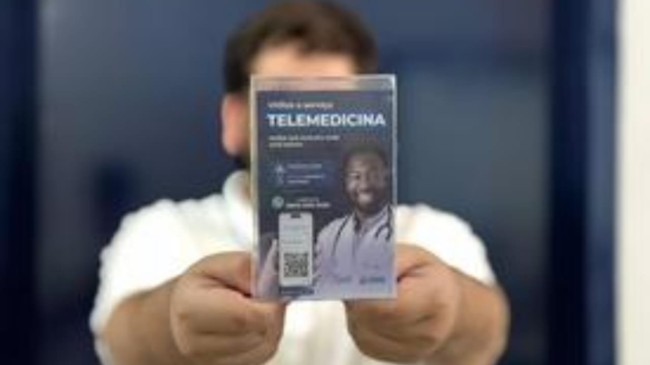 Telemedicina,Balneário Camboriú,atendimento online,aprovação de usuários,Secretaria de Saúde,Aline Leal,atendimento bilíngue,Unidades Básicas de Saúde,renovação de receitas,atestados médicos,sintomas leves,feriado da Páscoa,saúde digital,eficiência em saúde.