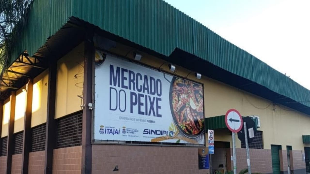 rede esgoto Mercado Peixe,obras Itajaí março 2025,Semasa saneamento,Rua Lauro Müller obras,prefeito Robison Coelho,ETE Cidade Nova,Codetran trânsito,tubulações esgoto SC,investimento saneamento,turismo sustentável SC