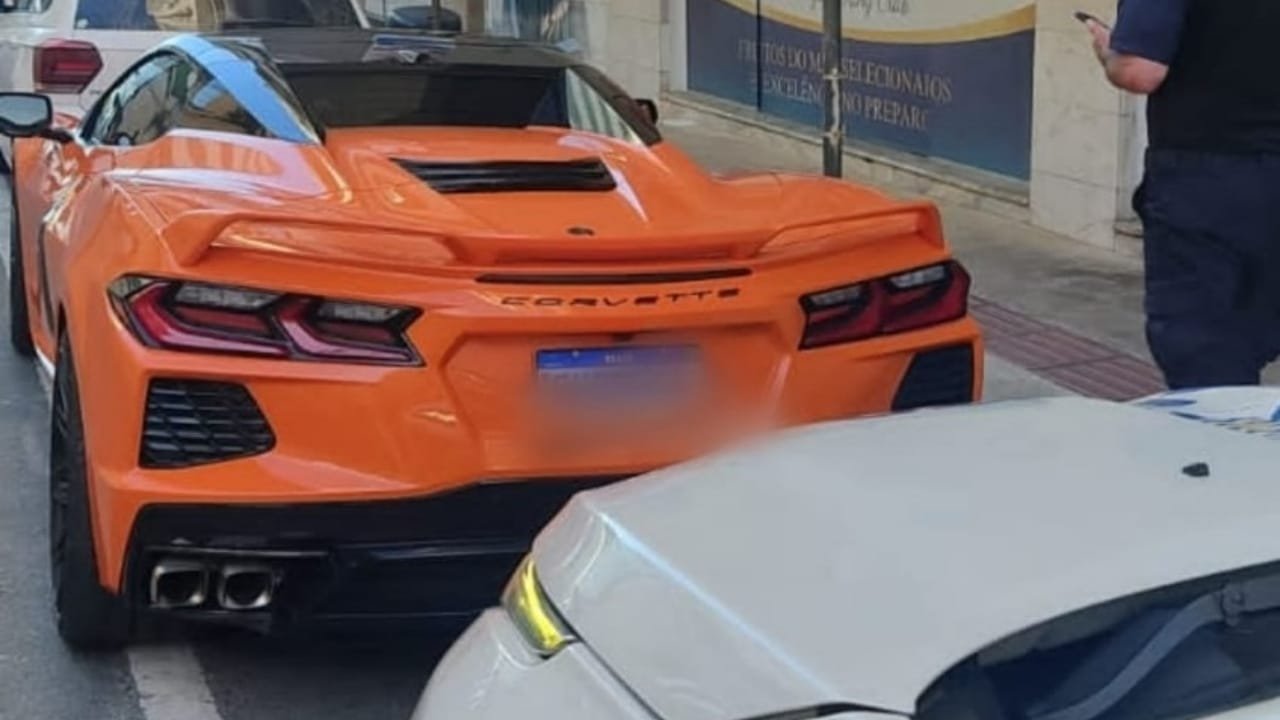 Balneário Camboriú,Chevrolet Corvette,vaga de deficiente,multa de R$ 293,47,7 pontos na CNH,remoção do veículo,Detran,infração gravíssima,agentes de trânsito