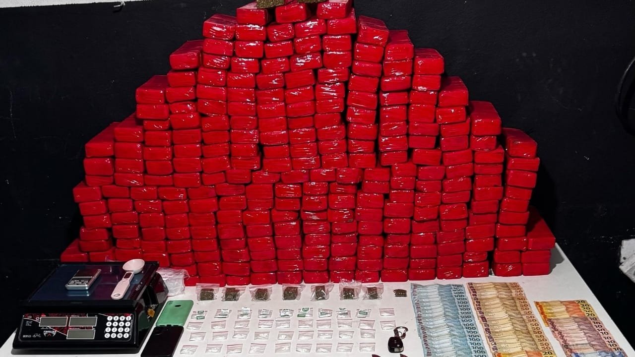 tráfico de drogas,operação policial,Itajaí,Balneário Camboriú,Navegantes,Polícia Militar,facção criminosa,apreensão de drogas,maconha,cocaína,Agência de Inteligência,São Paulo,Balneário Piçarras,rua Jacy Maria da Silva Kruel,Nilo Bittencourt
