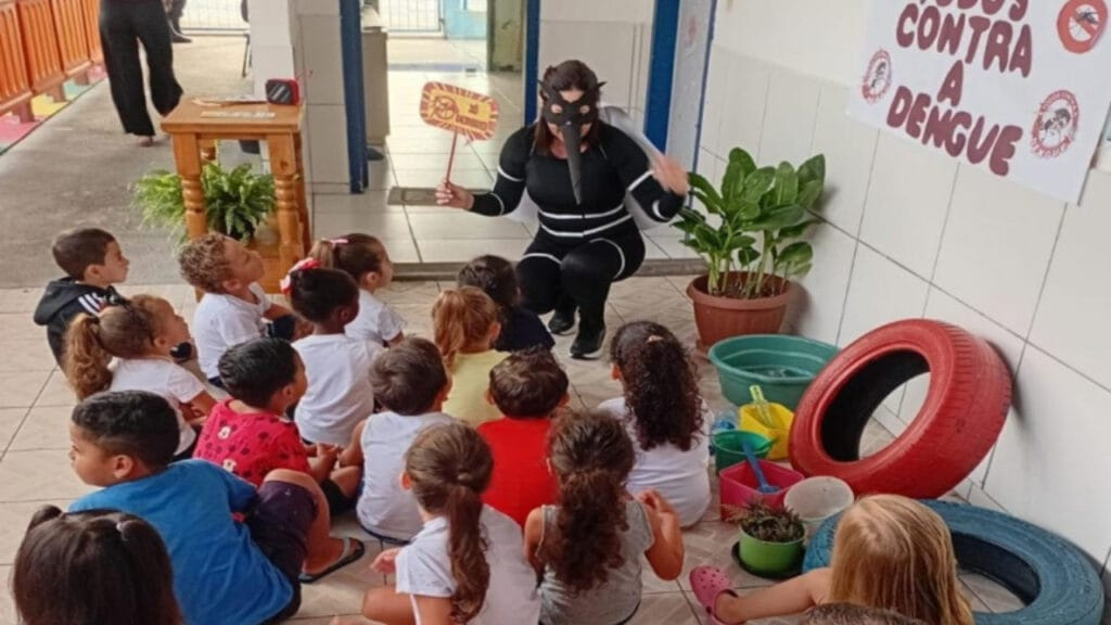 Combate à dengue,Aedes aegypti,Itajaí,Centros de Educação Infantil,campanha Xô Dengue,prevenção de doenças,sintomas da dengue,chikungunya,zika vírus,febre amarela,conscientização infantil,atividades lúdicas,saúde pública,CEI João Vieira Ramos,CEI Cássia Maria Schneider Soares.