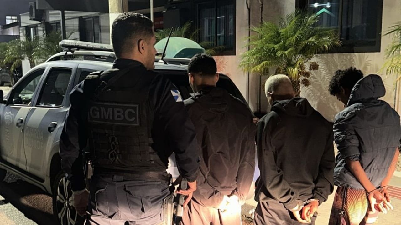 Guarda Municipal de Balneário Camboriú,roubos,menores de idade,apreensão,Bairro dos Estados,Praia Brava,Balneário Shopping,simulacro de arma,celulares,Central de Plantão Policial,segurança pública,Santa Catarina