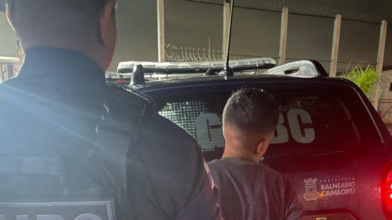 desacato,prisão,Guarda Municipal de Balneário Camboriú,Avenida Atlântica,foragida,segurança pública,Fórum da Comarca,Santa Catarina