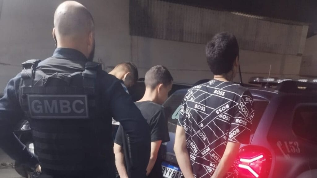 quadrilha de furtos,Guarda Municipal de Balneário Camboriú,Polícia Militar de Barra Velha,caminhonetes de alto valor,BR-101,Avenida dos Estados,módulos eletrônicos,ferramentas de furto,Central de Polícia,Santa Catarina