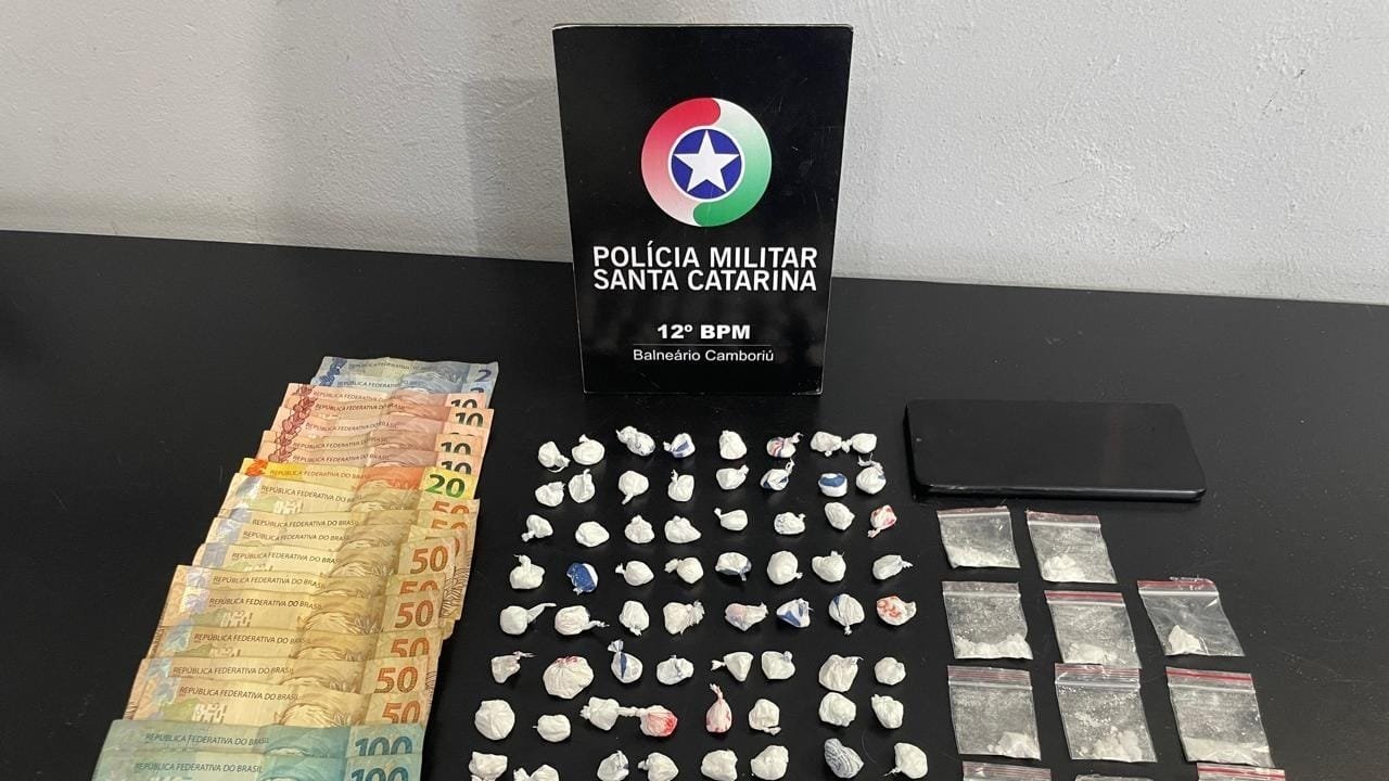 tráfico de drogas,Balneário Camboriú,Polícia Militar,disk entrega,Rua Nepal,Nações,cocaína,MDMA,ecstasy,prisão em flagrante,Honda CG,12ºBPM,segurança pública,crime,drogas ilícitas