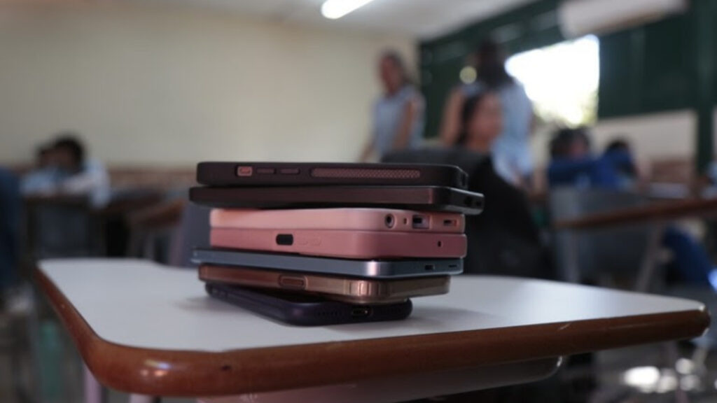 CNE,celulares em escolas,Resolução 2/2025,educação digital,MEC,saúde mental,tecnologia na educação,Lei 15.100/2025