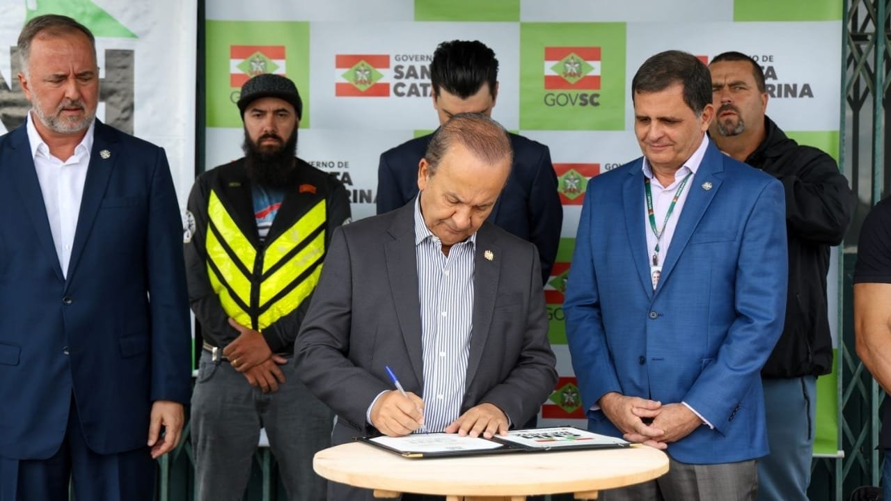 CNH Emprego na Pista,CNH gratuita,motofretista SC,Detran Santa Catarina,curso de motofrete,SEST SENAT,vagas gratuitas CNH,Jorginho Mello,emprego para motoristas,formalização motofrete,EAR na CNH,capacitação profissional,trânsito SC,oportunidades de trabalho,redução de acidentes