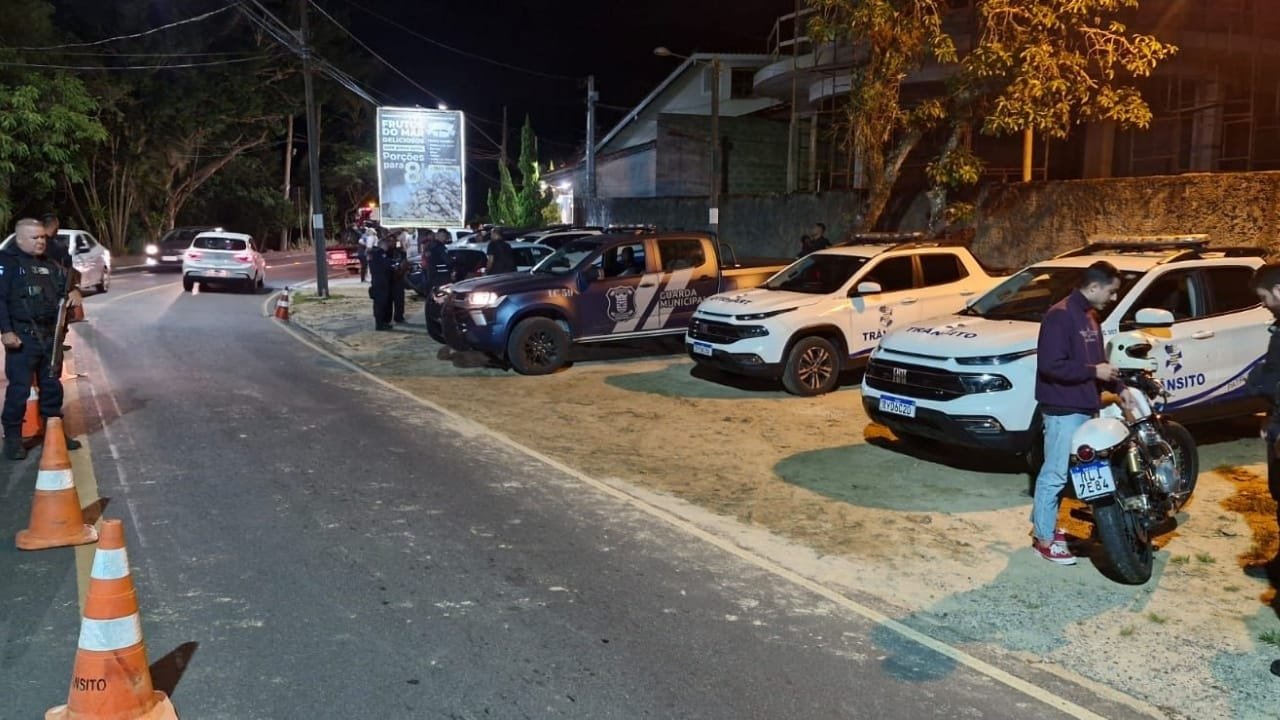 fiscalização de veículos,barreiras de trânsito,multas,Balneário Camboriú,perturbação do silêncio,licenciamento atrasado,condutor sem habilitação,Agentes de Trânsito,Guarda Municipal,poluição sonora,operação de trânsito,CRLV,infrações,ciclomotores,remoção de veículos