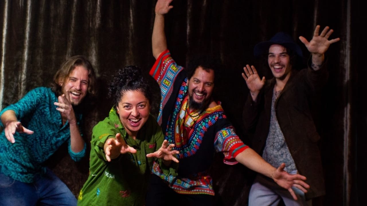 Aline Vieira,Música de Calçada,Bombinhas,show gratuito,EP Mar de Dentro,cultura popular,Secretaria de Turismo,Av. Leopoldo Zarling,projeto cultural,música de rua,Tramela Produções,economia criativa,música ao vivo,eventos Bombas,Fundação Municipal de Cultura