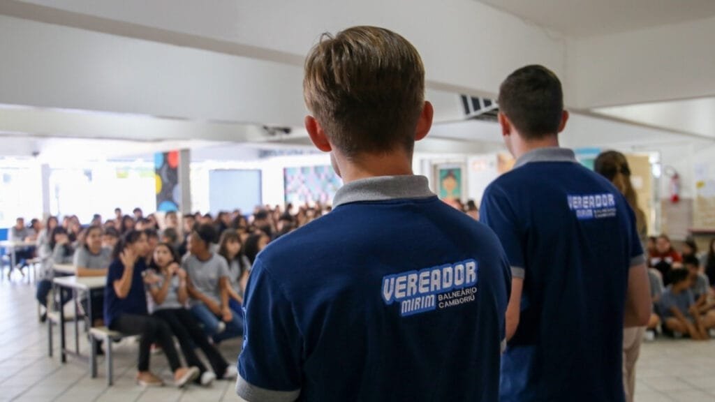 maior eleição mirim BC,Câmara Mirim 2024,programa vereador mirim,como funciona a Câmara Mirim,eleição estudantil SC,TRE-SC urna eletrônica,lista de candidatos mirins,formação cidadã jovens,Balneário Camboriú educação,política nas escolas