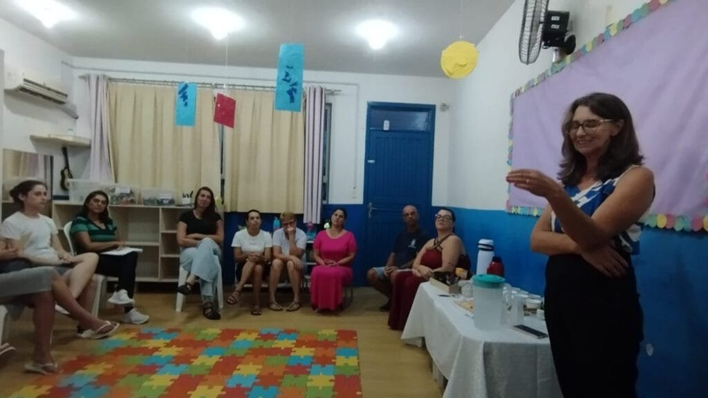 projeto inclusão autismo,NEI Iate Clube TEA,educação infantil para autistas,Balneário Camboriú inclusão,estratégias pedagógicas TEA,Maria Ester Menegasso,auxiliares educação especial,adaptações para autismo,escola inclusiva SC