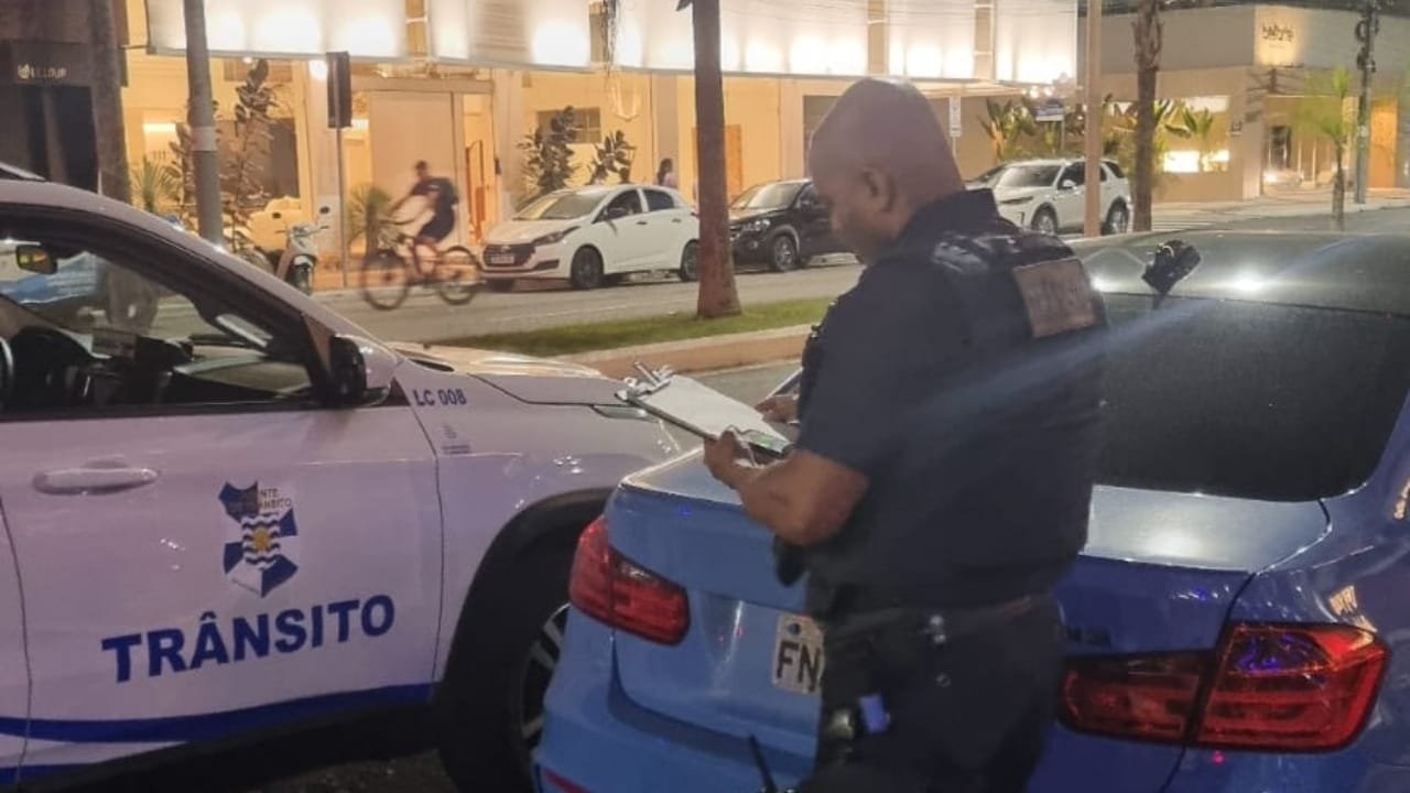 Balneário Camboriú,BMW M3,R$ 50 mil em multas,licenciamento vencido,remoção de veículo,3ª Avenida,Agentes de Trânsito,débitos de trânsito,placa SP,fiscalização,irregularidades,BC Trânsito,multas acumuladas,seguro obrigatório,legislação de trânsito