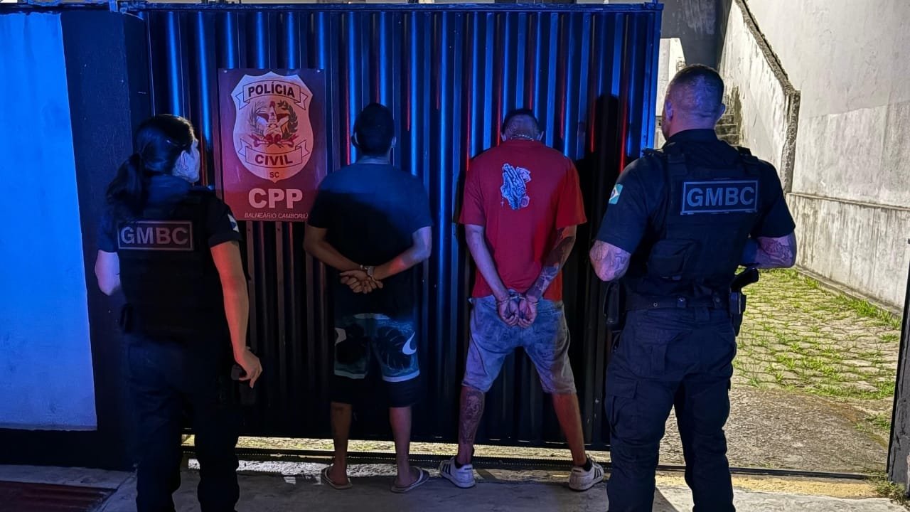 Guarda Municipal,Balneário Camboriú,Operação BC Mais Segura,15 prisões,Evaldo Hoffmann,reconhecimento facial,muralha digital,Carlos Humberto,Central 153,segurança pública,foragidos,abordagens,DCOI,Agentes de Trânsito,criminalidade