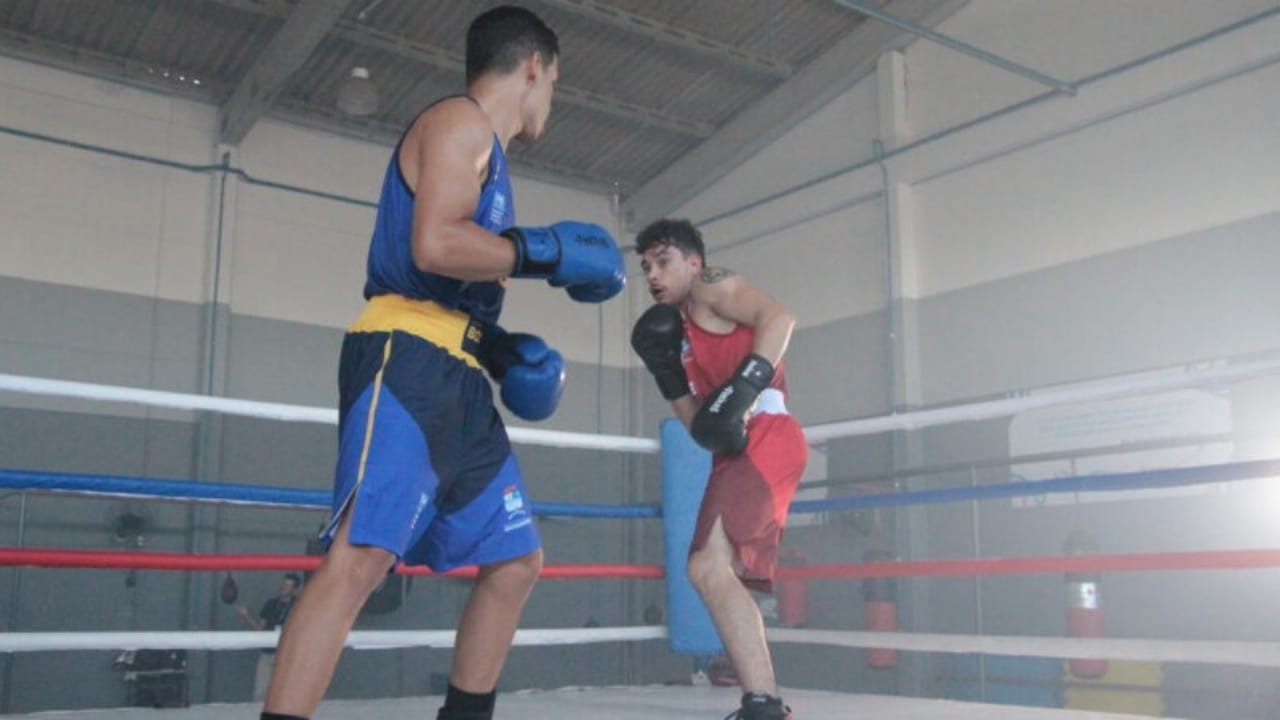 Campeonato Catarinense de Boxe 2025,Navegantes,Ginásio Municipal,boxe infantil,boxe elite,Edinei Santos,entrada 1kg alimento,pugilistas SC,31 cidades,130 atletas,70 lutas,esporte solidário,Fundação Municipal de Esporte,centro de Navegantes,abril 2025