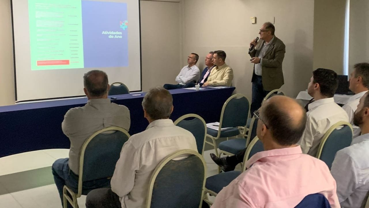 Eleição AHESC FHESC 2025,Maurício Souto-Maior presidente,Irmã Neusa FHESC,desafios hospitais SC,saúde em Santa Catarina,filantropia hospitalar,posse nova diretoria AHESC