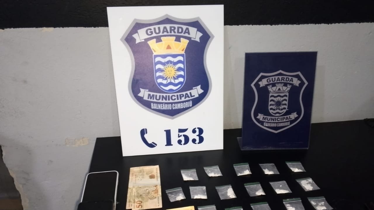 prisão tráfico Balneário Camboriú,operação disk-droga,motoneta Honda Biz drogas,cocaína apreendida BC,Guarda Municipal apreensão,CPP Balneário Camboriú