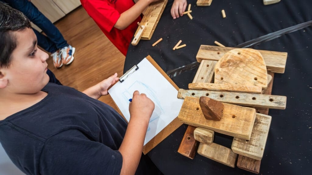 arte 3D,mediação artística,Sofia Ramos,Andréa Rosa,Deda Silveira,PNAB Itajaí,Fundação Cultural de Itajaí,escolas municipais,aprendizado criativo,montagem coletiva,madeira,direito à cidade,expressão infantil,habilidades cognitivas,Aldir Blanc