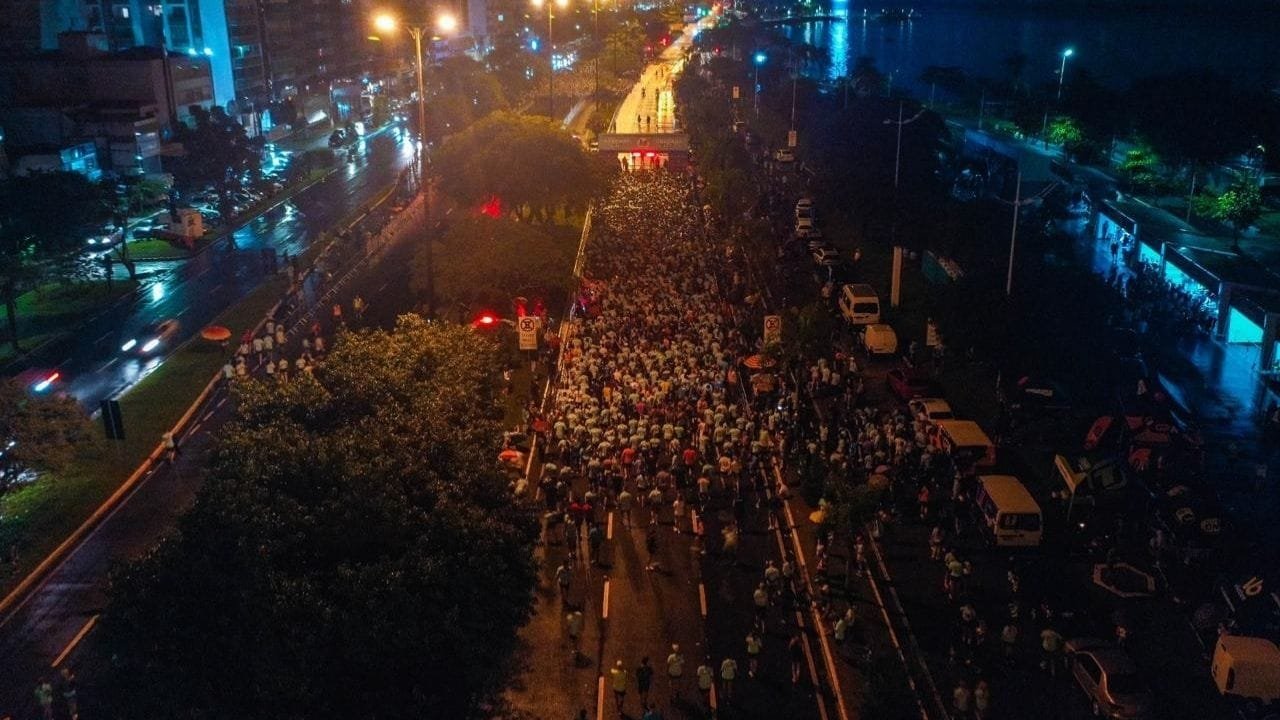 Meia Maratona Oakberry,8 mil corredores,Florianópolis corrida,percurso rápido,impacto econômico,atletas internacionais,Sportsland organização,sustentabilidade,Fundação Somar,evento esportivo SC,turismo esportivo,recorde pessoal,corrida à beira-mar