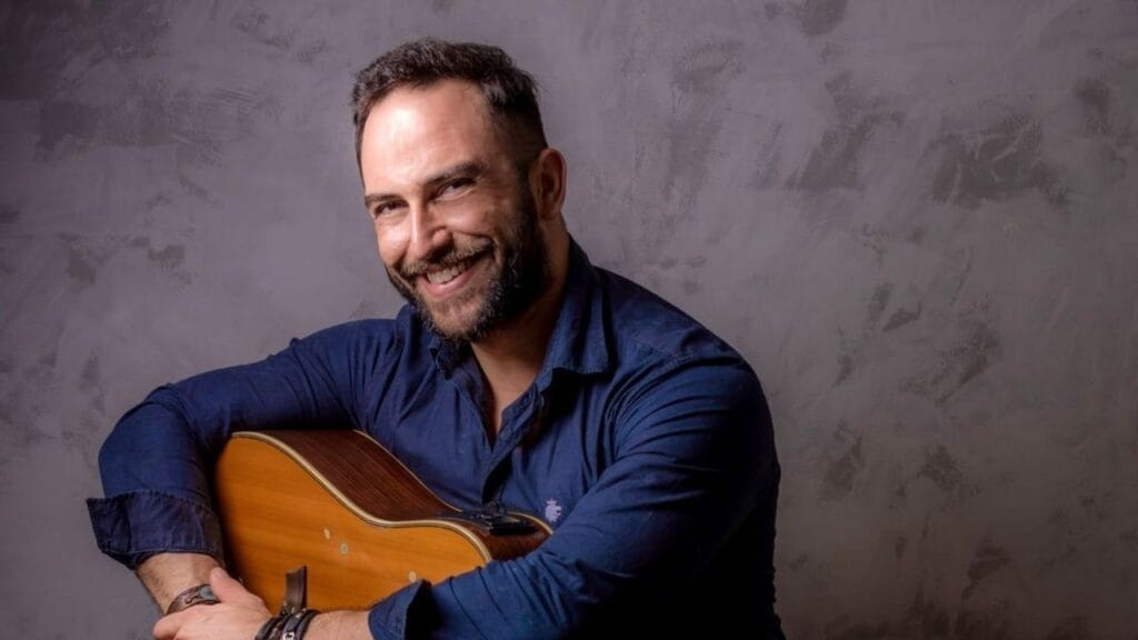 Diogo Rosa show,20 anos de carreira,Teatro Municipal BC,entrada gratuita,música ao vivo SC,clássicos internacionais,ingresso solidário,agenda cultural BC,Sesc Santa Catarina,Elvis Presley covers,Frank Sinatra tributo,programação fim de semana,eventos família BC,artistas catarinenses,cultura em Balneário
