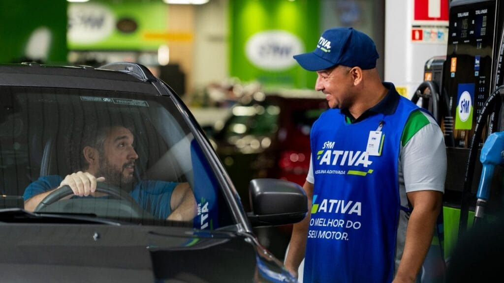 gasolina aditivada,SIM ATIVA,combustível de alta performance,tecnologia alemã,limpeza do motor,economia de combustível,desempenho do carro,postos SIM,Grupo Argenta,inovação em combustíveis,motor flex,injeção direta,potência do veículo,abastecimento premium,frentistas treinados