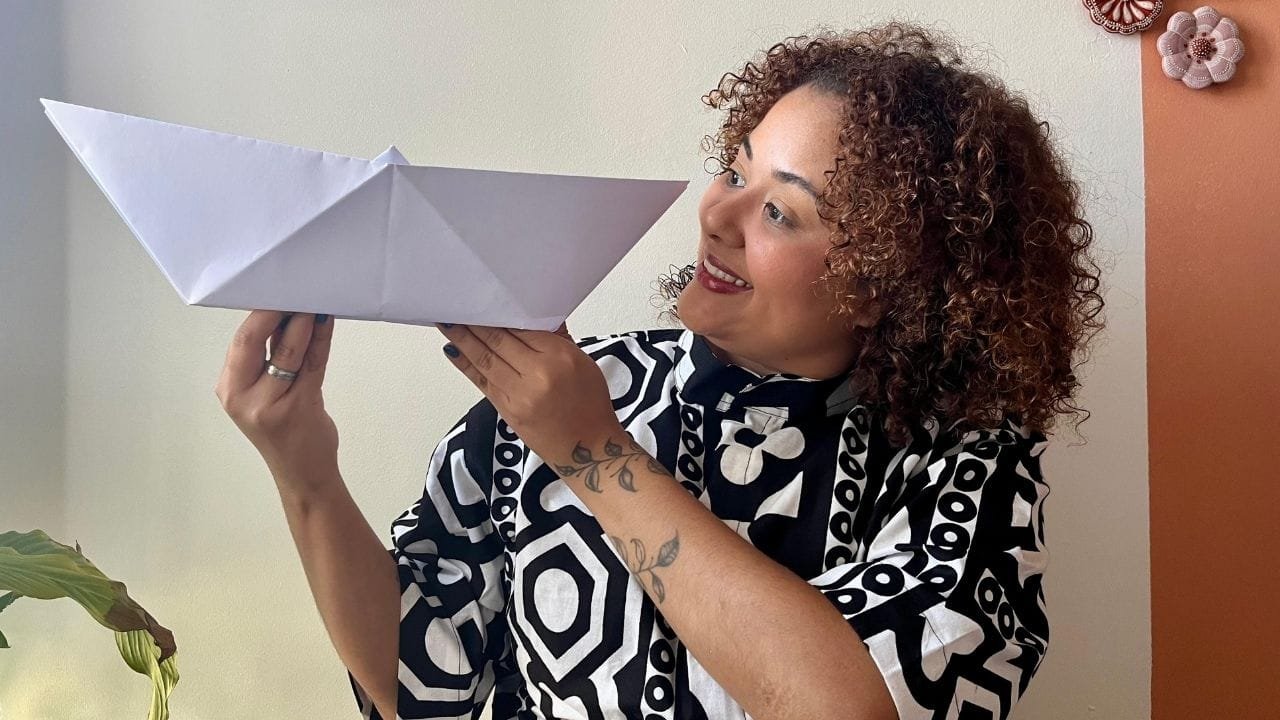 Projeto Baobá,contação de histórias africanas,lendas angolanas,cultura afro-brasileira,Mariana Feitosa,escolas Itajaí,Lei 10.639,oralidade,IZÔ Cultura,educação infantil,diversidade étnica,migração angolana,valorização negra,teatro educativo,Fundação Cultural Itajaí