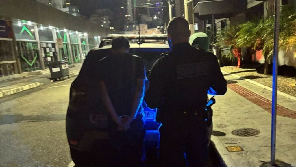 homem preso shopping,furto Balneário Camboriú,roubo em shopping,Guarda Municipal BC,crime em shopping,câmeras de segurança,CPP Balneário Camboriú,notícias policiais SC