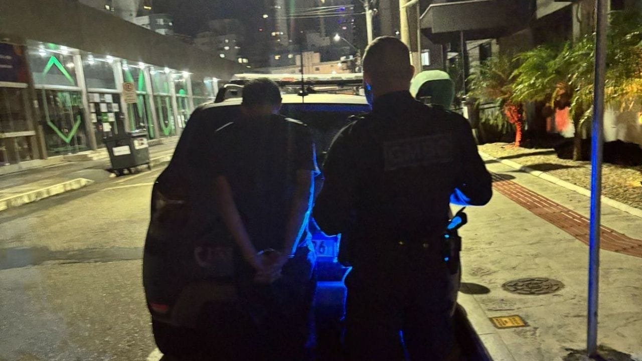 homem preso shopping,furto Balneário Camboriú,roubo em shopping,Guarda Municipal BC,crime em shopping,câmeras de segurança,CPP Balneário Camboriú,notícias policiais SC