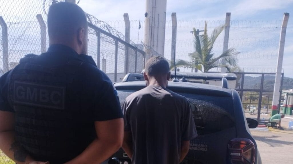 Guarda Municipal,prisão,mandado de prisão,Bairro da Barra,patrulhamento,furto,Complexo Penitenciário,motocicleta,licenciamento vencido,Balneário Camboriú,abordagem policial,área de mata,drogas,Fórum de Camboriú,crime