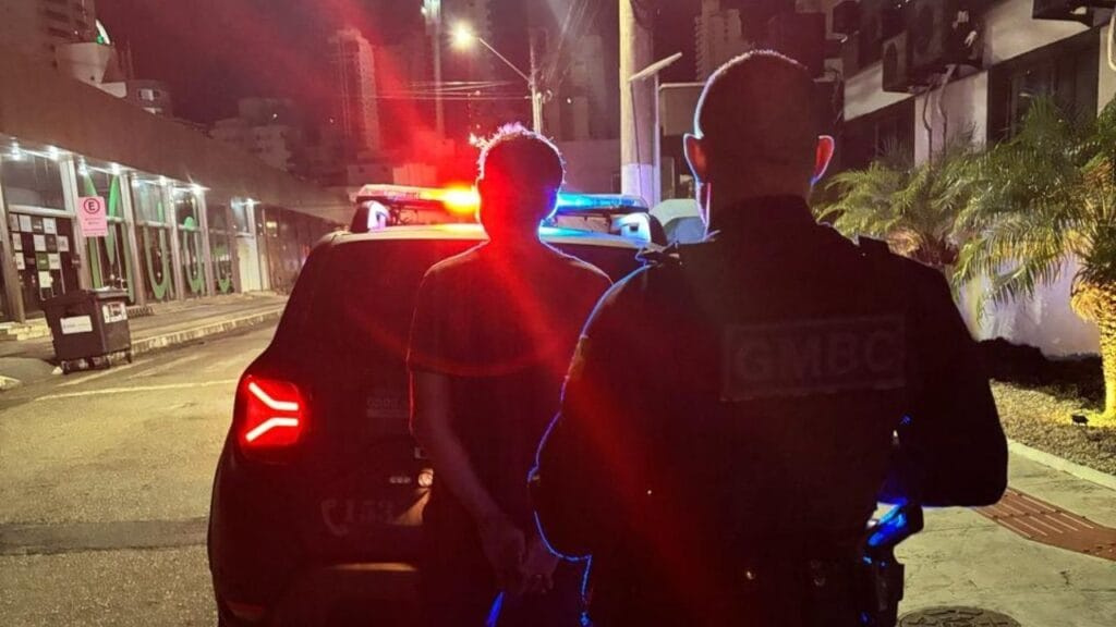 Guarda Municipal,prisão,mandado de prisão,tráfico de drogas,Avenida Brasil,patrulhamento,terreno baldio,abordagem policial,Complexo Penitenciário,CPVI,Balneário Camboriú,crime organizado,entorpecentes,flagrante,suspeito