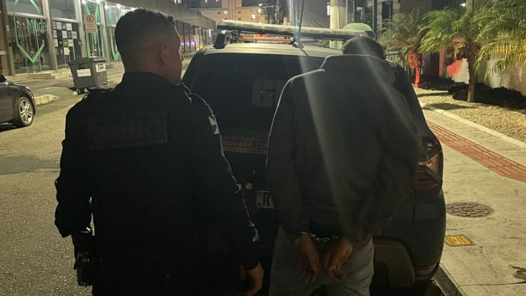Guarda Municipal,prisão,tentativa de furto,carro roubado,Bairro Centro,Rua 1400,Rua 1520,Hyundai i30,Central 153,abordagem policial,flagrante,CPP,Balneário Camboriú,crime,veículo furtado