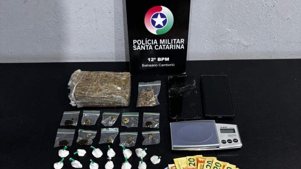 Operação Policial,prisão tráfico de drogas,Balneário Camboriú,Avenida Central,cocaína apreendida,haxixe,maconha,12º BPM,Agência de Inteligência,interdição de comércio,alvará suspenso,crime organizado SC,drogas no centro,PM prende traficantes,fiscalização estabelecimento