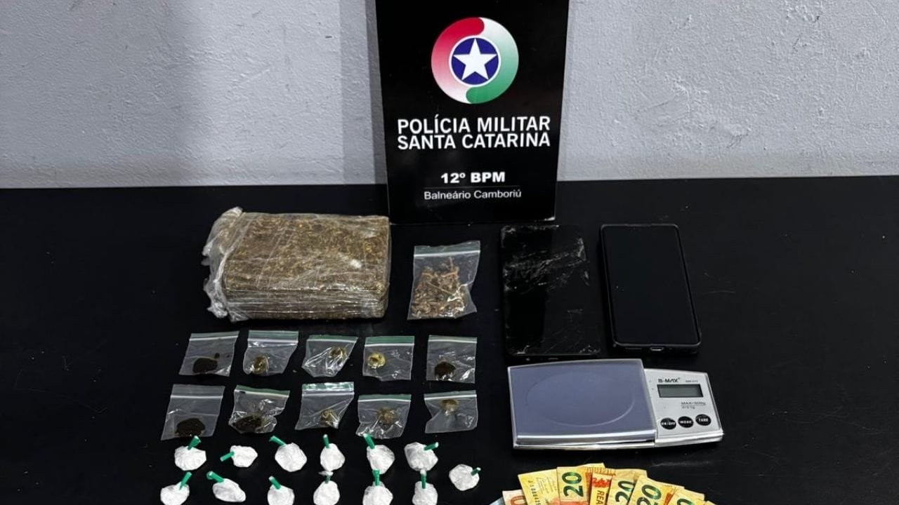 Operação Policial,prisão tráfico de drogas,Balneário Camboriú,Avenida Central,cocaína apreendida,haxixe,maconha,12º BPM,Agência de Inteligência,interdição de comércio,alvará suspenso,crime organizado SC,drogas no centro,PM prende traficantes,fiscalização estabelecimento