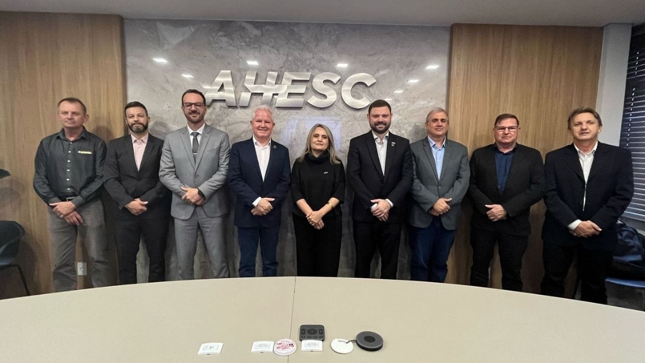 AHESC,nova diretoria,Maurício Souto-Maior,triênio 2025-2028,FHESC,Irmã Neusa Lucio Luiz,saúde filantrópica,hospitais SC,gestão em saúde