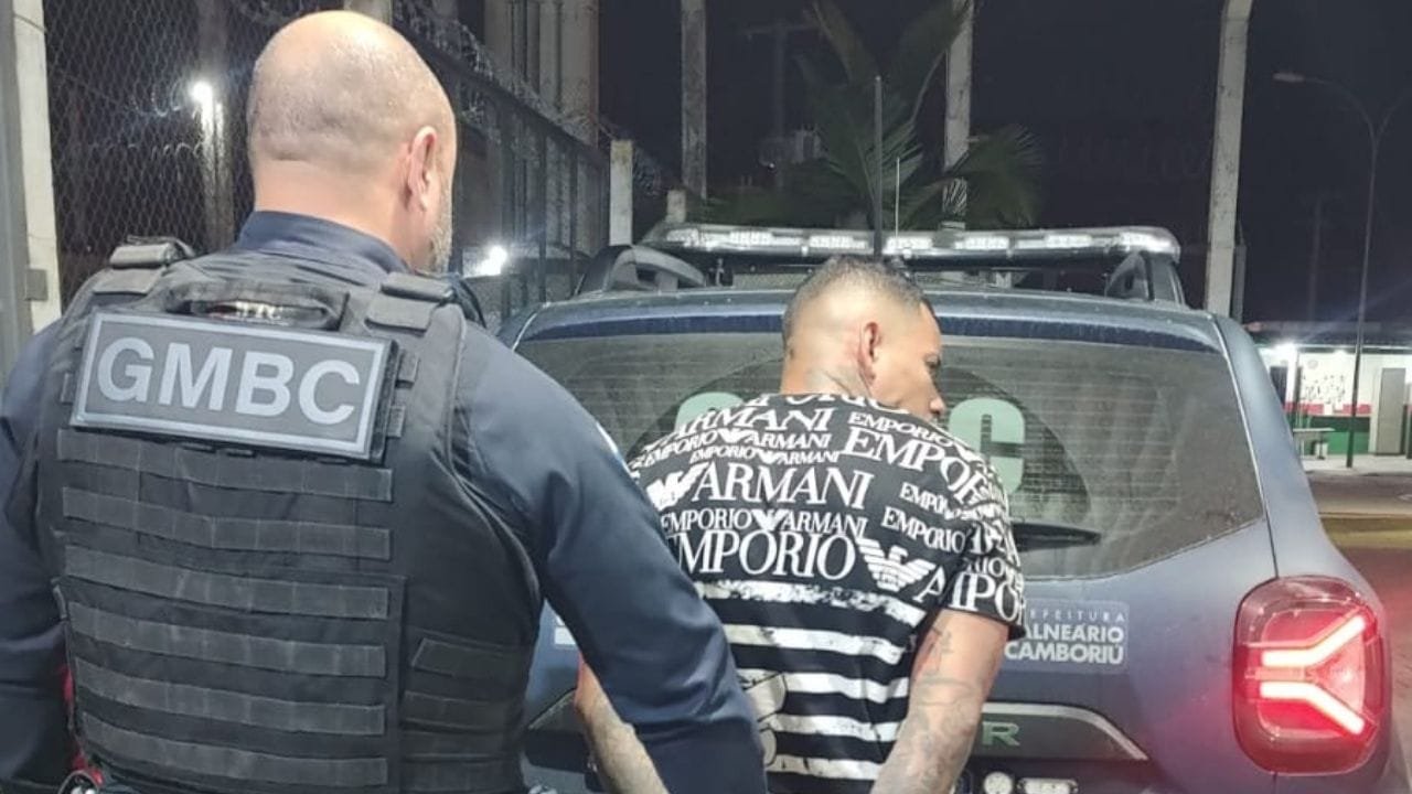 traficantes presos,mandado de prisão,operação policial BC,tráfico de drogas SC,Guarda Municipal atuação,Rua Campo Erê ocorrência,Complexo Penitenciário Vale do Itajaí,prisão em Curitiba,segurança pública Balneário Camboriú,rondas policiais,abordagem GMBC,Fórum de Itajaí,fugitivo preso,drogas em BC,criminalidade SC