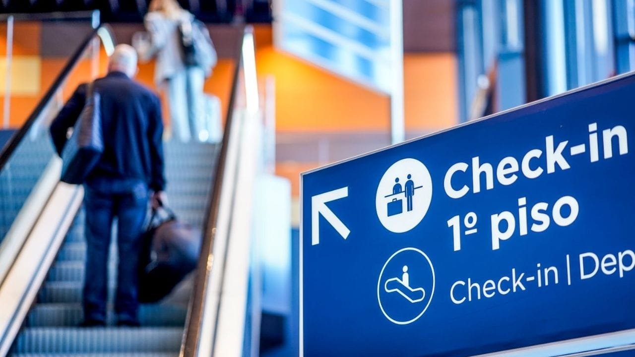 passageiros internacionais SC,voos diretos Florianópolis,cargas aéreas 2025,crescimento aeroportuário,SPAF estatísticas,ANAC dados,Navegantes aeroporto,Chapecó voos,Joinville movimentação,Jaguaruna aeroporto,Beto Martins SPAF,Catiane Seif turismo,hub aéreo Brasil,exportações SC,infraestrutura aeroportuária
