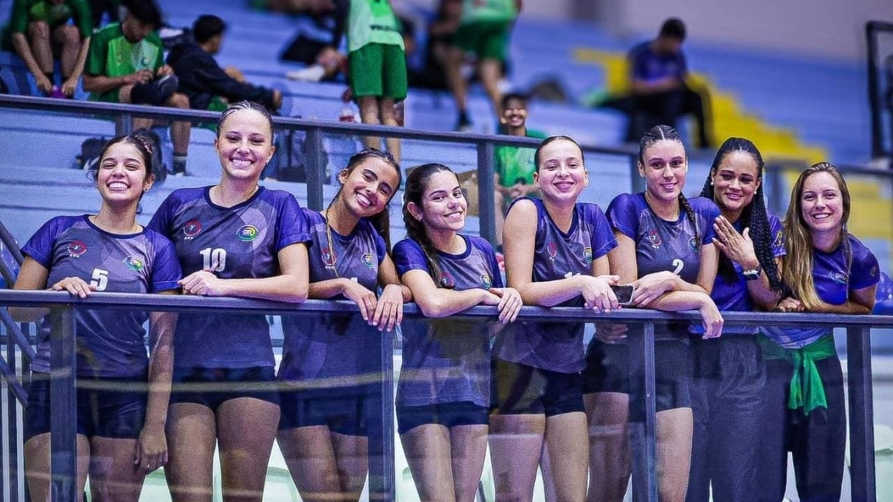 equipes classificadas Piçarras,fase regional Joguinhos,vôlei masculino Itapema,futsal 4x0 Penha,vôlei feminino resultados,jogos escolares SC,calendário Canoinhas 2025,esportes coletivos Piçarras,microrregional SC,atletas em competição,classificação para estaduais,Lyandra Machado jornalismo,Semel fotografia esportiva,torneio juvenil SC,próximas etapas Joguinhos