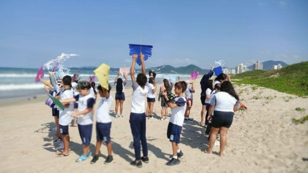 conscientização pipas escolas,risco cerol motociclistas,Natally Oliveira educação,oficina pipa segura,Lei 2757 Navegantes,acidente fatal cerol,BR-470 acidente,crianças e segurança,atividades lúdicas escolas,prevenção acidentes pipa,projeto pedagógico pipas,secretaria educação Navegantes,pipas sem risco,educação no trânsito,multa por uso de cerol
