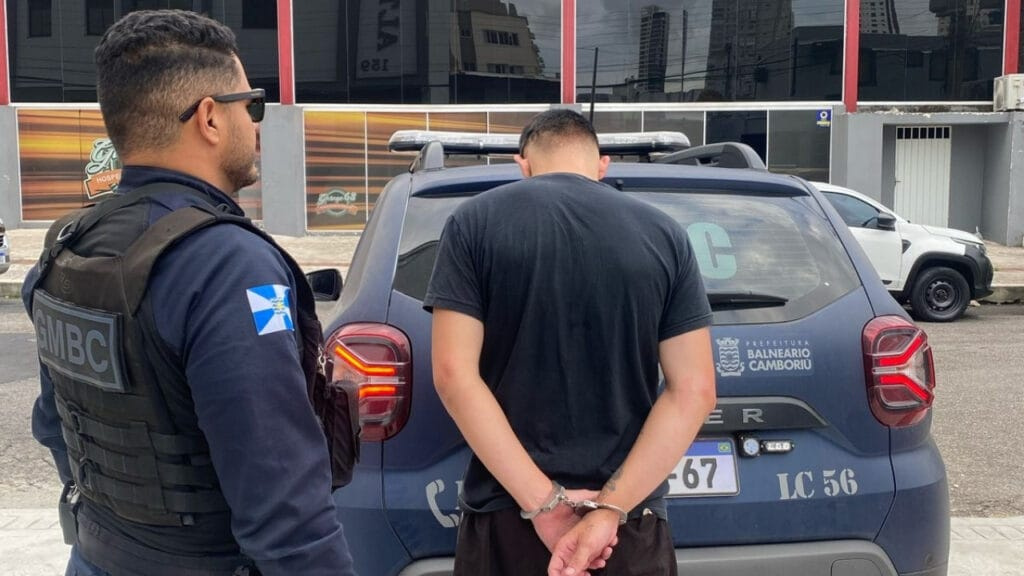 Guarda Municipal,adolescente,tráfico de drogas,crack,apreensão,Balneário Camboriú,Rua Canelinha,Bairro dos Municípios,patrulhamento,abordagem policial,pedras de crack,venda de drogas,Central de Plantão Policial,CPP,operação policial