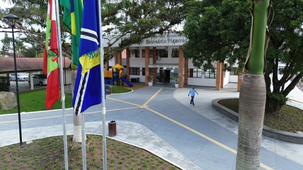 Feriados Balneário Piçarras,Sexta-feira Santa,Tiradentes,serviços essenciais,pronto atendimento 24h,transporte coletivo suspenso,Secretaria de Saúde,Secretaria de Obras,decreto municipal 1108,plantão feriado,medicação contínua,limpeza urbana,caminhão pipa,patrolamento,retorno atendimento