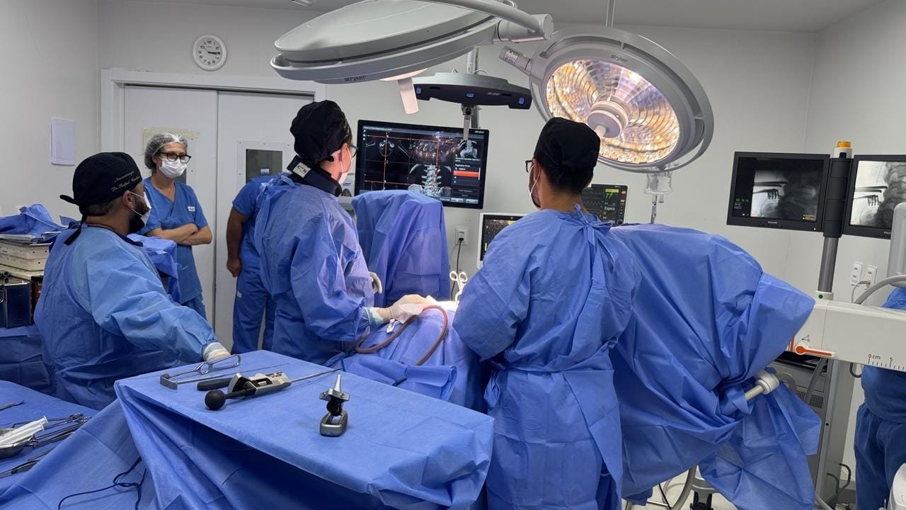IMAS/Imigrantes,cirurgia com neuronavegador,Brusque SC,Dr. Rafael Cordeiro,tecnologia médica SUS,coluna vertebral,saúde em Santa Catarina,hospital de referência,Magda Mendes,precisão cirúrgica