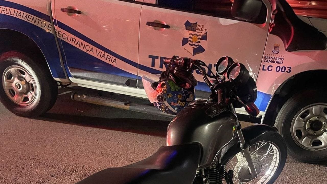 motocicleta apreendida,R$ 10 mil em multas,Agentes de Trânsito BC,Rua 951,descarga livre,placa ilegível,histórico de fugas,abordagem de trânsito,pátio de veículos,3ª Avenida BC