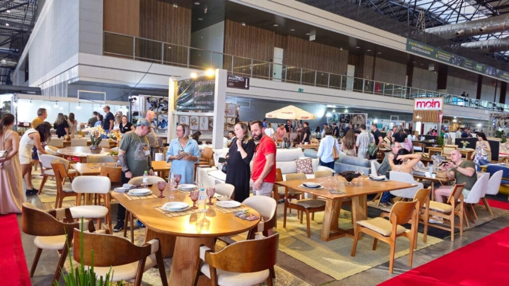 Feira Home & Decor,Balneário Camboriú,móveis com desconto,design de interiores,Expocentro BC,Feinsul,Valdecir Matos,arquitetura e decoração,feira de negócios SC,tendências decoração 2025,evento recorde,compra direta de fábrica,expositores de móveis