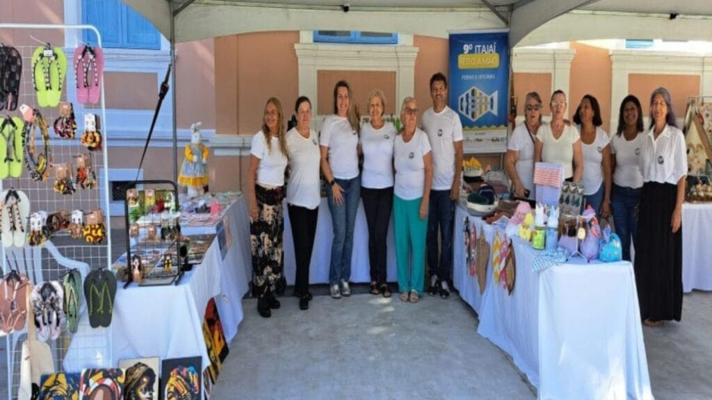 Feira de Páscoa Itajaí,artesanato Itajaí,AAI,Praça Arno Bauer,Fundação Cultural Itajaí,presentes artesanais,crochê Páscoa,economia solidária,Cepesi,Aldir Blanc Itajaí,oficinas gratuitas Itajaí,loja de artesanato Itajaí,decoração Páscoa,eventos Itajaí março
