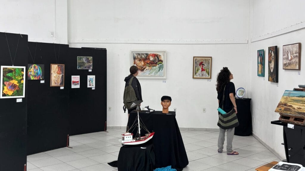 exposição Balneário Piçarras,arte coletiva,entrada gratuita,Centro Cultural Luiz Telles,cerâmica artística,pintura a óleo,fotografia artística,modelismo naval,técnicas de desenho,Fundação Municipal de Cultura,Dia Mundial da Arte,artistas de SC,eventos culturais,programação gratuita,cultura local