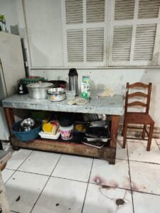 Vigilância Sanitária de Itapema,restaurante interditado,condições insalubres,segurança alimentar,saúde pública,fiscalização sanitária,denúncia de irregularidade,alimentos vencidos,higiene alimentar,inspeção sanitária,acúmulo de sujeira,riscos à saúde,grelhas sujas,Ouvidoria Municipal,fiscalização em restaurante