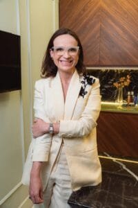 queda de cabelo no outono,eflúvio telógeno,queda capilar sazonal,dermatologista especialista em cabelo,quando a queda de cabelo é preocupante,tratamento para queda de cabelo,como evitar queda de cabelo,cabelo caindo muito,perda de cabelo sazonal,saúde dos fios,cuidados com o couro cabeludo,Dra. Débora Cadore