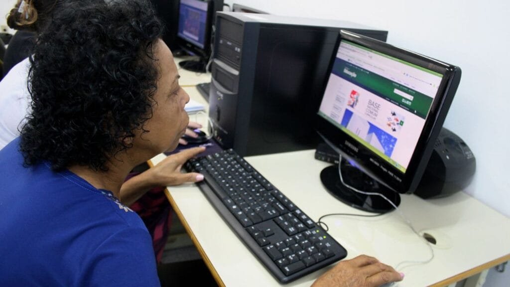 exposição interativa Itajaí,quebra-cabeças fotográficos,arte autobiográfica,audiodescrição em galerias,programação cultural maio 2025,fotografia analógica SC,processos criativos