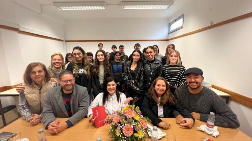 Projeto Poesiar,Caio Lucílio,Marcela Oseas Ferreira,intercâmbio literário,Portugal,Lei Rouanet,falta de patrocínio,oficinas de poesia,protesto cultural,São José SC,Ilha da Madeira,Penafiel