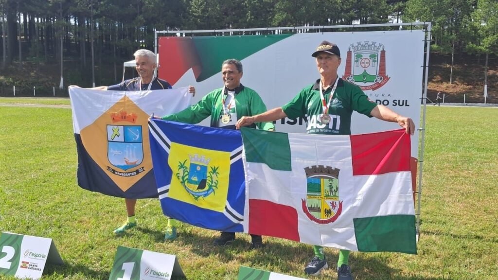 Jogos Abertos Terceira Idade,Santa Catarina,São Bento do Sul,atletismo,100 metros rasos,salto em distância,beach tênis,dança coreografada,delegação piçarrense,Sidney Reinhold,esportes master,competição,resultados,pódio,treinamento