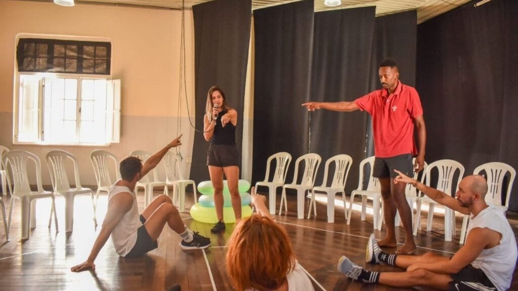 Ainda Estamos Aqui espetáculo,Itajaí Criativa,teatro reflexivo,direção Nadja Naira,elenco catarinense,10 anos Karma Coletivo,LIBRAS no teatro,cultura acessível,centro de Itajaí,Lei Aldir Blanc SC
